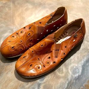 Barely worn, beautiful condition